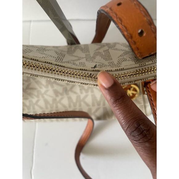 Michael Kors Gray and White Logo Jet Set East West Zip Top Signature Tote - Picture 10 of 12